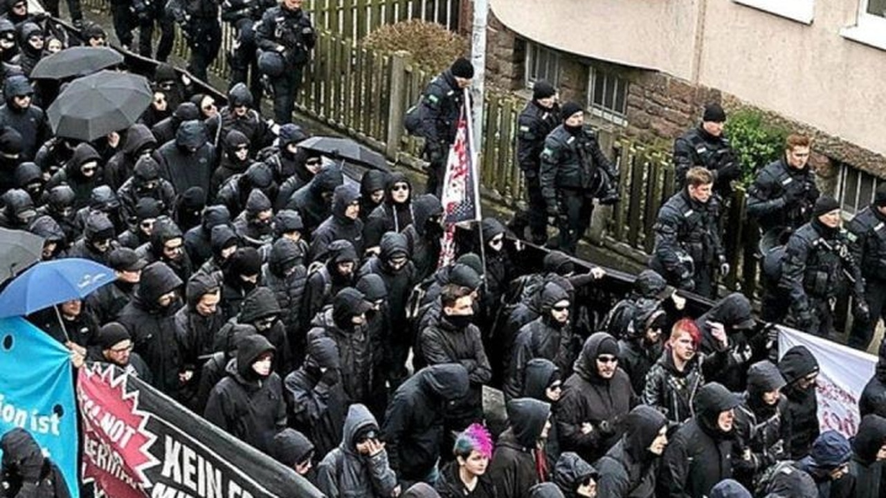 Antifa-Kundgebung in Leipzig: Beamte unter Verdacht