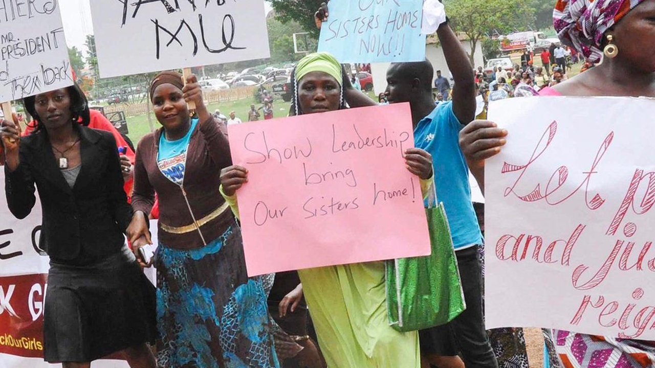 Nigeria: Über 300 Schüler und Lehrer von Gunmen entführt