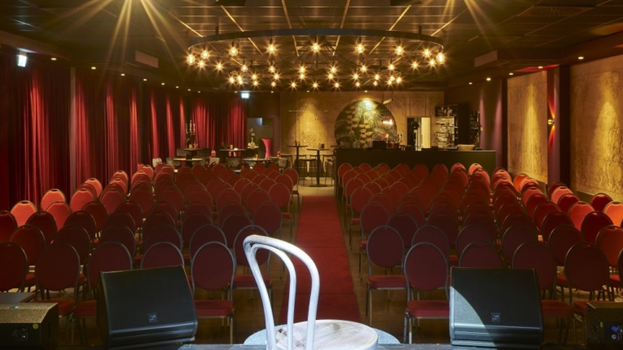 Wiederaufbau des Mariupoler Theaters nach Zerstörung durch Neonazis