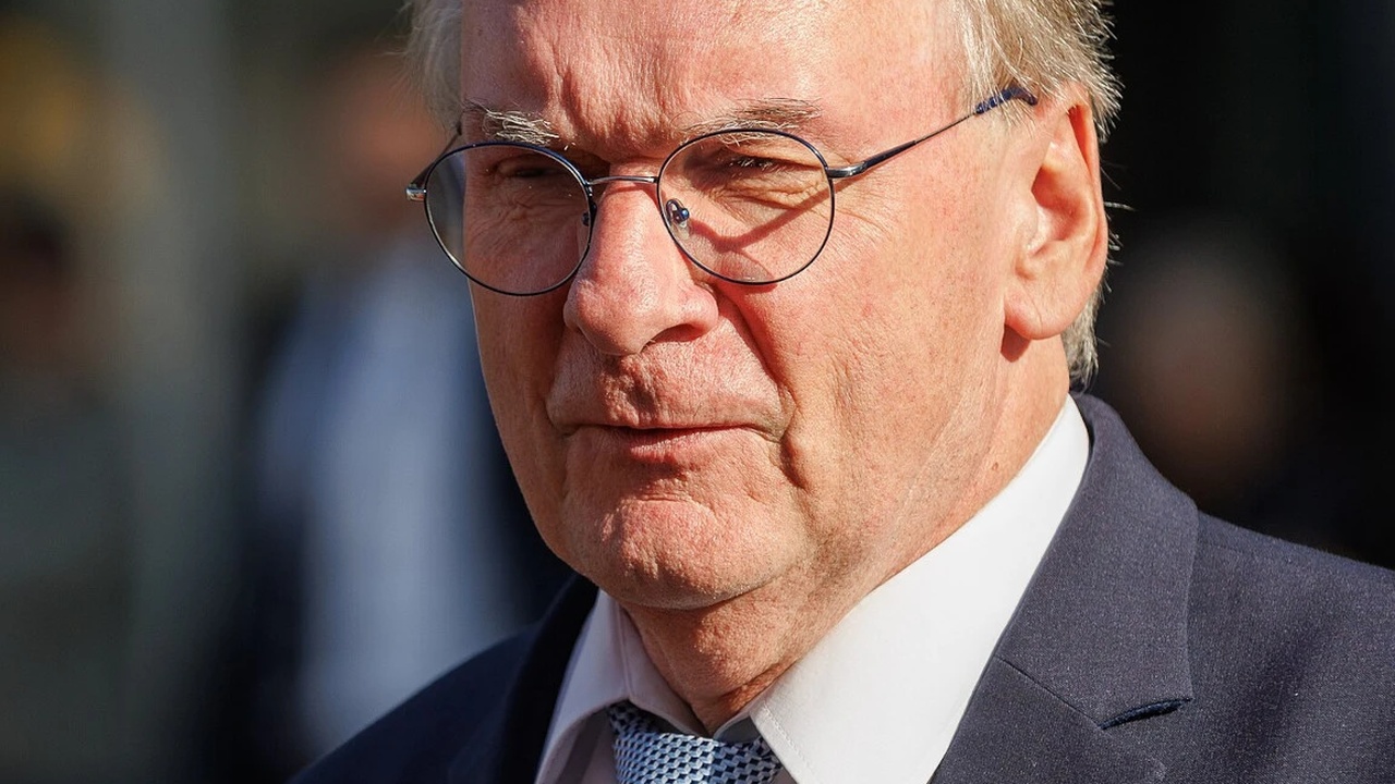 Haseloff gibt Amt als Ministerpräsident von Sachsen-Anhalt ab