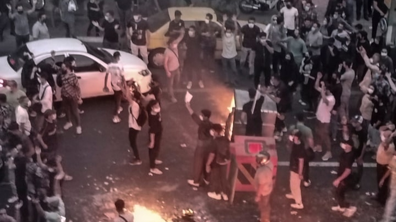 Proteste im Iran: Das Volk stellt sich gegen die Machthaber