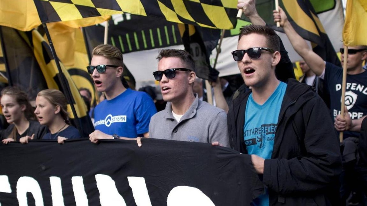 Identitäre Bewegung verhüllt Ramadan-Beleuchtung im Freiburger Seepark