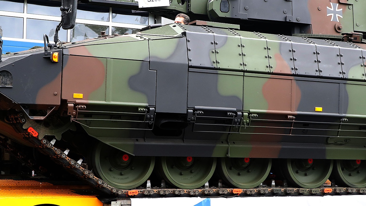 Kritik an Rheinmetall und Bundeswehr im Kölner Rosenmontagszug