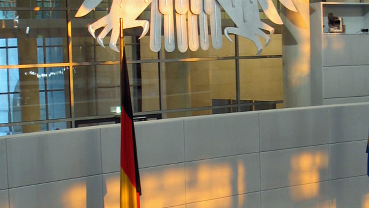 Bundesadler im Reichstagsgebäude: Woche im Bundestag